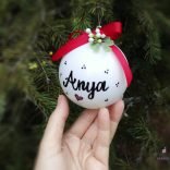 Neves karácsonyfadísz gömb