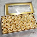 Krém színű szappanrózsa fejek gyönyörű díszdobozban