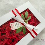 Vörös szappanrózsa fejek gyönyörű díszdobozban