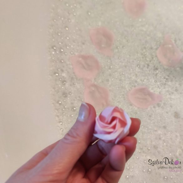 Vörös szappanrózsa fejek gyönyörű díszdobozban