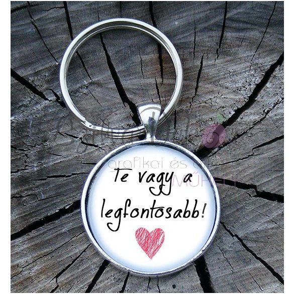 "Te vagy a legfontosabb" üveglencsés kulcstartó