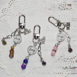 CsakFém+ gyöngyös kulcstartó- táskadísz névre szóló