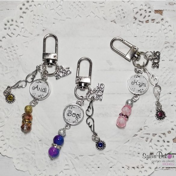 CsakFém+ gyöngyös kulcstartó- táskadísz névre szóló