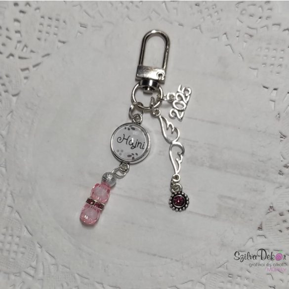 CsakFém+ gyöngyös kulcstartó- táskadísz névre szóló