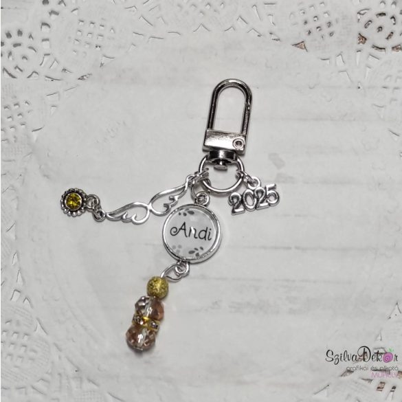 CsakFém+ gyöngyös kulcstartó- táskadísz névre szóló
