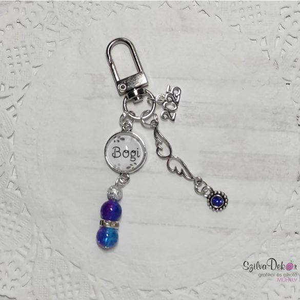 CsakFém+ gyöngyös kulcstartó- táskadísz névre szóló