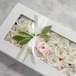 Fehér szappanrózsa fejek gyönyörű díszdobozban