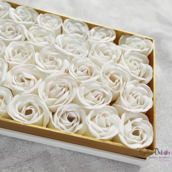 Fehér szappanrózsa fejek gyönyörű díszdobozban