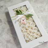 Fehér szappanrózsa fejek gyönyörű díszdobozban