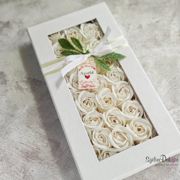 Fehér szappanrózsa fejek gyönyörű díszdobozban