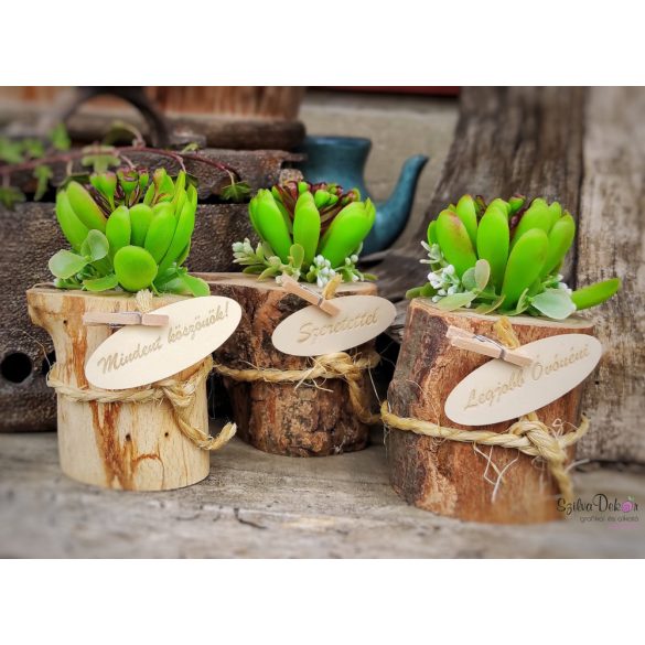 Díszített farönk dísz felirattal