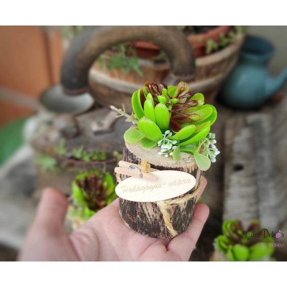 Díszített farönk dísz felirattal