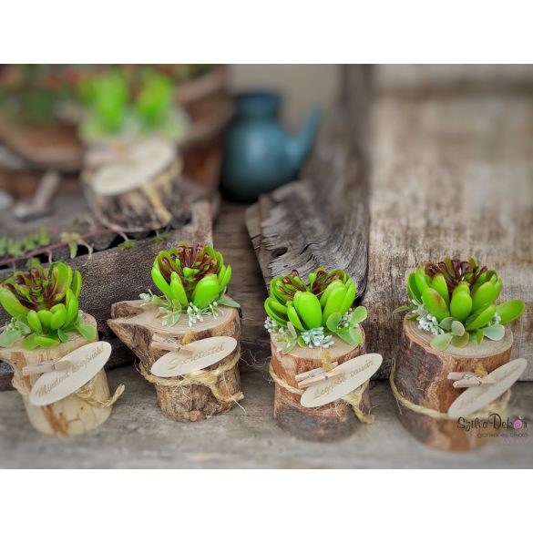 Díszített farönk dísz felirattal